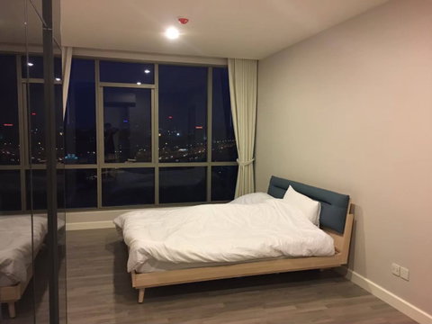 The Room Rama 4【𝐒𝐄𝐋𝐋 & 𝐑𝐄𝐍𝐓】🔥ห้องดีไซน์โปร่งโล่ง ไซส์ใหญ่ พร้อมกระจกบานใหญ่เต็มผนัง ชมวิวเมืองได้จุใจ🔥 ติดต่อไลน์ไอดี: @hacondo