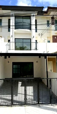 Townhouses for sale : Newly Renovated Townhome at Supalai Park Ville 2 6505979