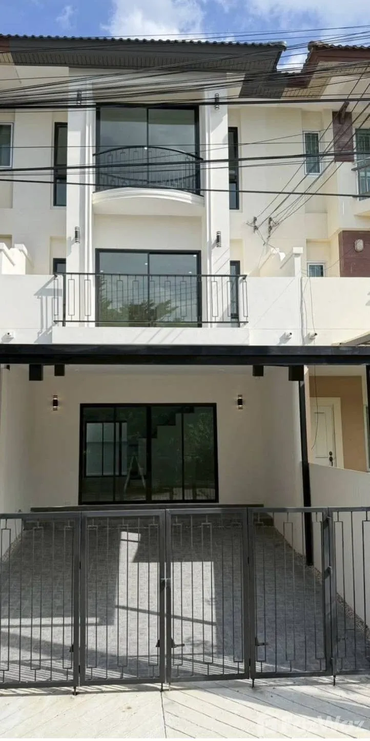 Townhouses for sale : Newly Renovated Townhome at Supalai Park Ville 2 6505979