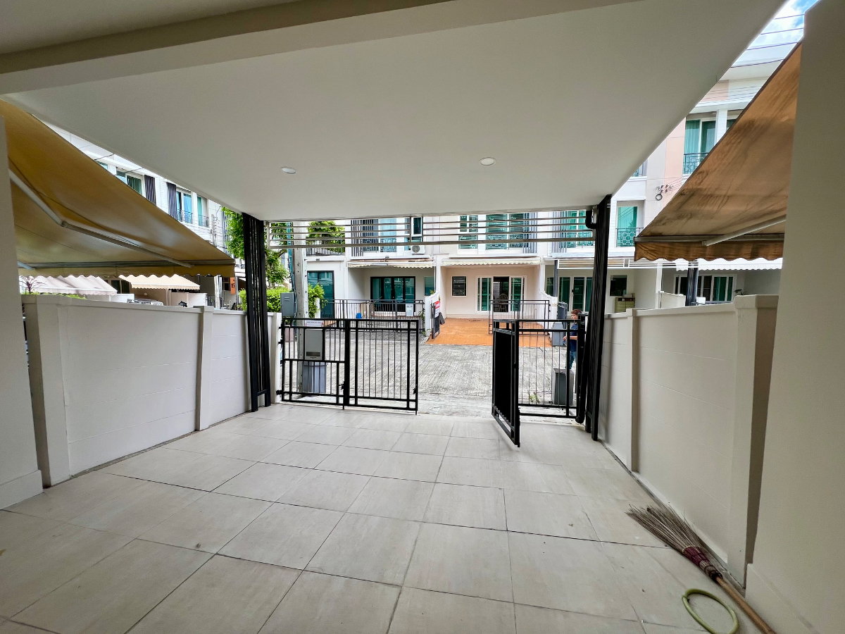 picture Townhome for Sale | Baan Klang Muang Rama 9 – Motorway Fully Renovated | Fully Furnished | Move-in Ready | Prime Rama 9 Location - 2/26