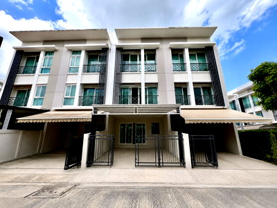 Townhouses for sale Bangkok : Townhome for Sale | Baan Klang Muang Rama 9 – Motorway Fully Renovated | Fully Furnished | Move-in Ready | Prime Rama 9 Location