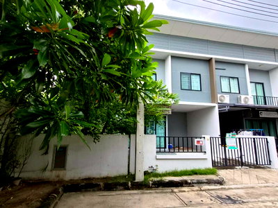 Townhouses for sale : TOWN HOUSE 33.5 Sq.w. Lam Luk Ka Pathumthani for 2.7M
