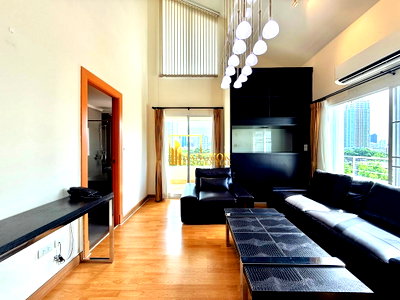 Apartment building for rent Srinakharinwirot University Prasanmit Campus : Spacious 3 Bed Duplex Serviced Apartment in Sukhumvit 33 - BR30442SA