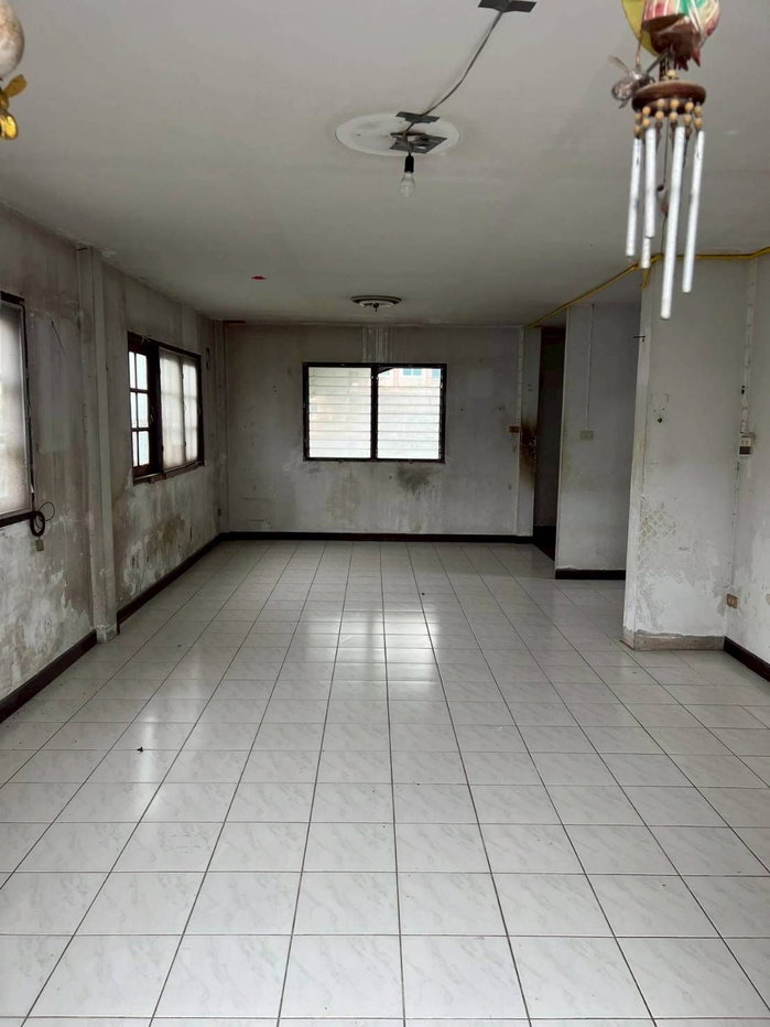 picture House for Sale in Varocha 5 Village  A charming family home on a spacious 107 Sq.Wah land plot, conveniently located near Bang Phli Industrial Estate  - 2/17