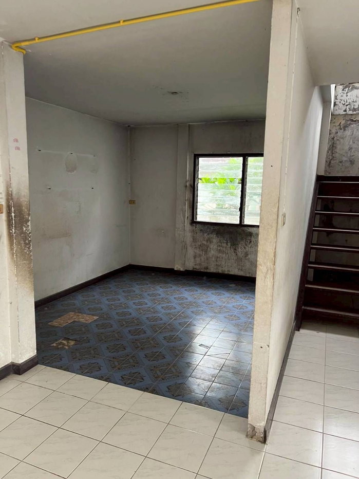 picture House for Sale in Varocha 5 Village  A charming family home on a spacious 107 Sq.Wah land plot, conveniently located near Bang Phli Industrial Estate  - 1/17