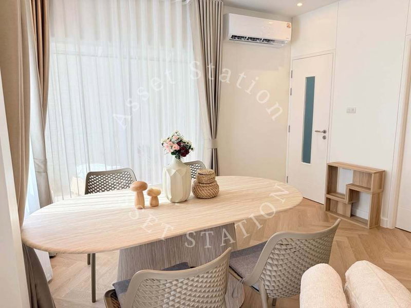 Townhouses for rent : For Rent!! 3-Story Townhouse 🏡 Lumpini Town Place Ratchayothin–Sena. Fully furnished and beautifull decorated 🛋️. Near BTS Ratchayothin 🚊.