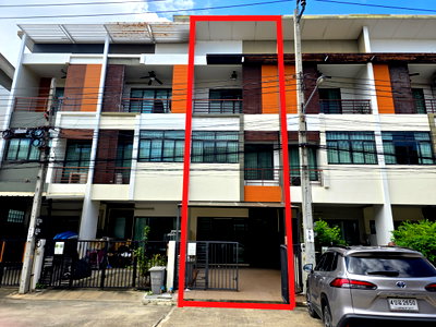 Townhouses for sale : Townhome 3-story Six Nature Kanlapaphruek, 17 sq.wa., built-in furniture, Bang Khae district, Bangkok.