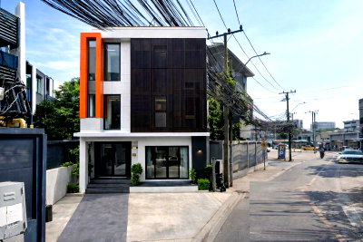 เช่าบ้านเดี่ยว ถนนรัชดาภิเษก : ใกล้ MRTสุทธิสาร 900 ม. MRTห้วยขวาง 1.27กม. ให้เช่าบ้านเดี่ยว 3ชั้น 4ห้องอเนกประสงค์ 5 น้ำ ใกล้รร.นานาชาติเพรพ 1.5 กม.