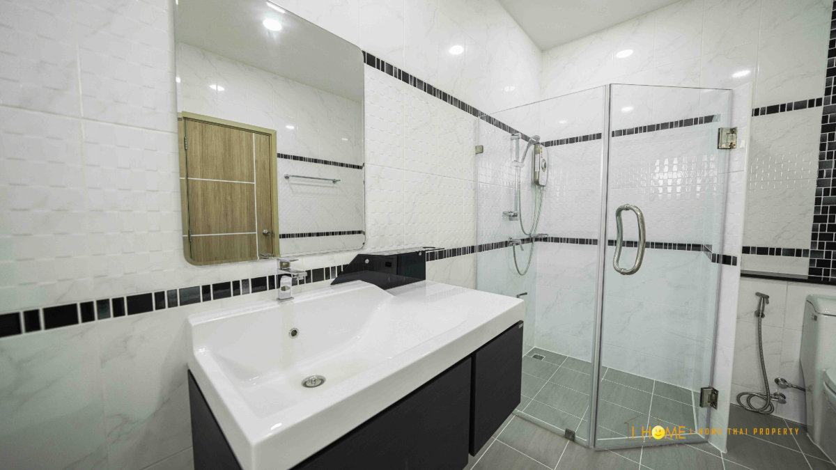 picture  Spacious 2-Storey Detached House for Rent in a Secure Residential Estate - 37/38