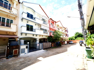 ขายทาวน์โฮม : ทาวน์โฮม 3.5 ชั้น ม.สรานนท์ ขนาด 18 ตร.ว. 4 ห้องนอน 3 ห้องน้ำ รีโนเวทใหม่ทั้งหลัง พร้อมเฟอร์ ขาย 2.88ล้าน