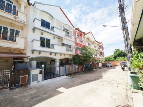 ทาวน์โฮม 3.5 ชั้น ม.สรานนท์ ขนาด 18 ตร.ว. 4 ห้องนอน 3 ห้องน้ำ รีโนเวทใหม่ทั้งหลัง พร้อมเฟอร์ ขาย 2.88ล้าน