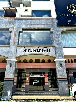 เช่าอาคารพาณิชย์ ม.นวมินทราธิราช : HR3570ให้เช่าอาคารพาณิชย์ 3.5 ชั้น 380 ตร.ม. ติดถนนใหญ่สิรินธร ทำเลทองฝั่งธนฯ สเปก 6 นอน 4 น้ำ เหมาะทำ Home Office หรืออยู่อาศัย