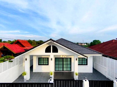 Houses for sale Rubberland : Single house for sale in Ekmongkol Village project, Pattaya, Bang Lamung, Chonburi.