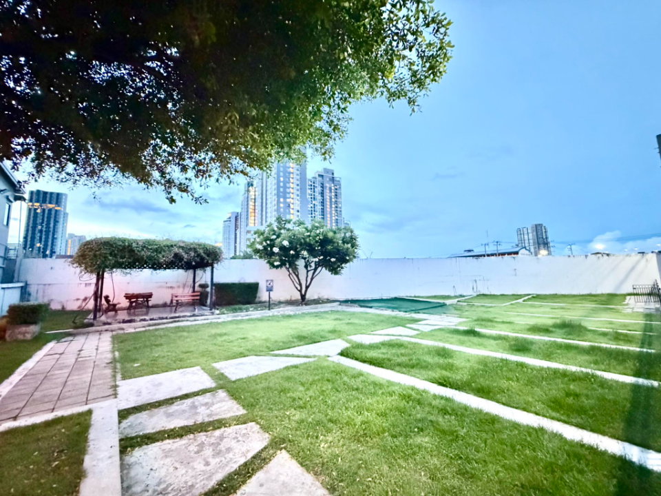 รูป ปล่อยเช่า Townhome Luxury 3.5 ชั้น ทำเลสุขุมวิท ใกล้ BTS อ่อนนุช บ้านสวย วิวสวน เป็นส่วนตัว พร้อมเข้าอยู่ -RW008059 - รูปที่ 3/14