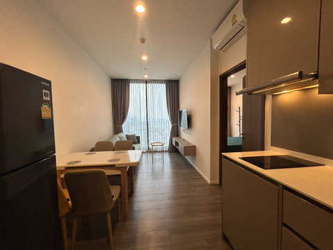 🏙️✨ FOR RENT: Whizdom Essence Sukhumvit — HIGH-FLOOR LUXURY LIVING NEAR BTS PUNNAWITHI! 💰 Rental Price: 20,000 THB/month
