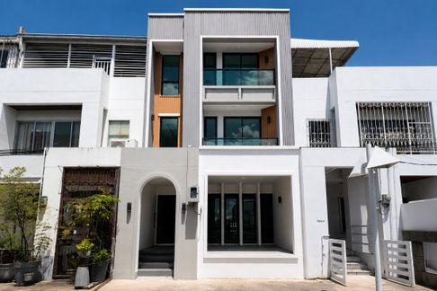 ขายทาวน์โฮมหรู 4.5 ชั้น พร้อมลิฟต์ส่วนตัว สุขุมวิท 101 | รีโนเวทใหม่ | 700 ม. BTS ปุณณวิถี | Home Office | จอดรถ 3 คัน