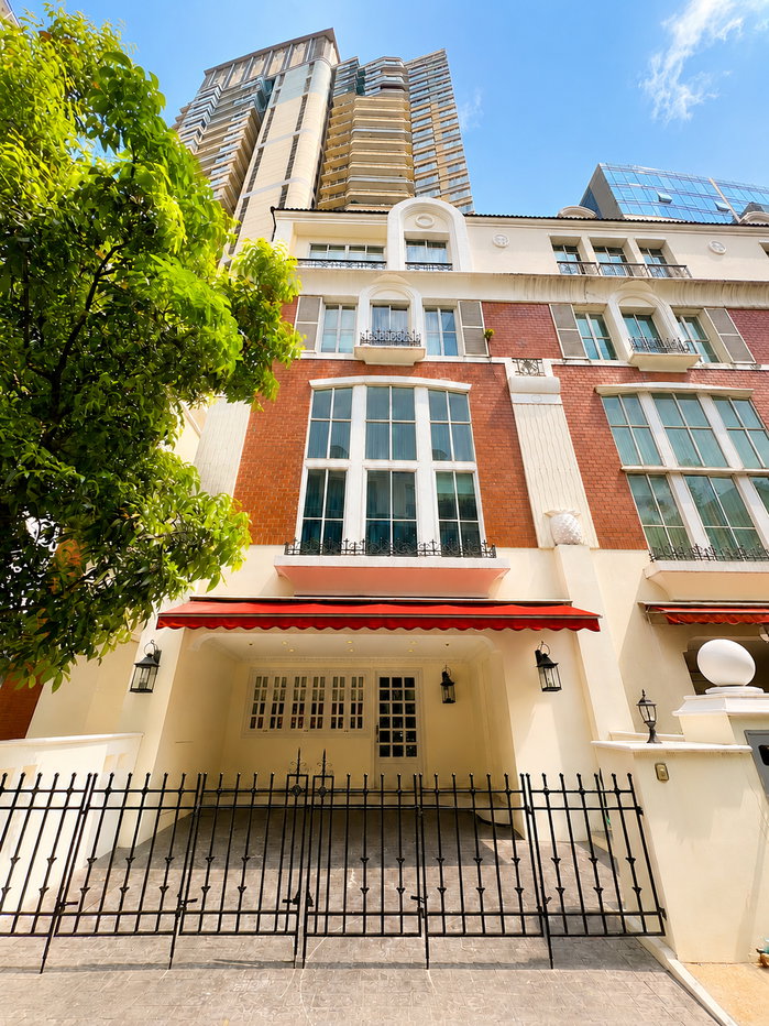 รูป 🏡 ทาวน์โฮมหรูสไตล์อังกฤษให้เช่า เช่า 4 ห้องนอน 5 ห้องน้ำ  📍 บ้านกลางกรุง ทองหล่อ  - รูปที่ 1/18