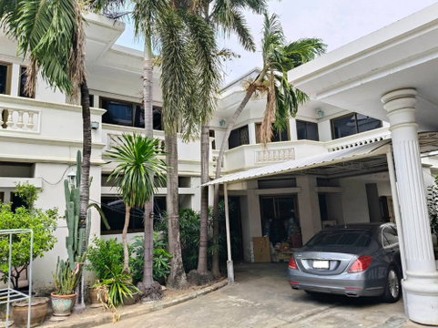 Call : 099-289-6635 Two Detached houses 121 sq.wa Soi Intamara 44, Sutthisan Road, Din Daeng, Bkk