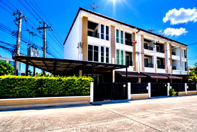 เช่าทาวน์โฮม วิทยาลัยพณิชยการอินทราชัย : ให้เช่า Baan Klang Muang S-Sense Rama 9 – Ladprao ทาวน์โฮมหลังมุม รีโนเวทใหม่ Built-in ทั้งหลัง พร้อมเข้าอยู่ ใกล้โรงเรียนนานาชาติฝรั่งเศส กรุงเทพ