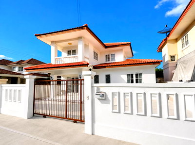Houses for sale Nonthaburi : Single house for sale in Baan Fuang Suk 3 Village, Bang Bua Thong. 5 bedrooms, renovated and ready to move in.