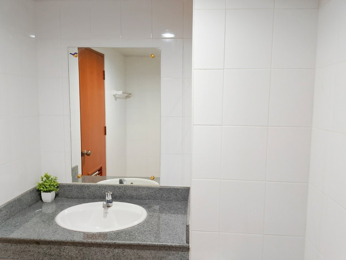 รูป คอนโด low-rise ใหญ่ 66 ตรม. ขายเพียง 2.99 ล้านบาท 2 ห้องนอน 2 ห้องน้ำ - รูปที่ 11/26