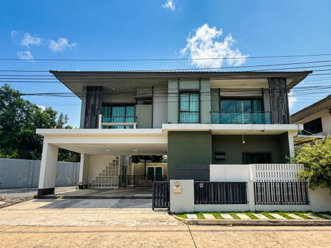 🏡✨ ให้เช่าบ้านเดี่ยว 2 ชั้น — สราญสิริ ศรีวารี บางนา กม.18 บ้านหลังมุม หลังใหญ่ มี Solar Cell ใกล้สนามบินสุวรรณภูมิ 