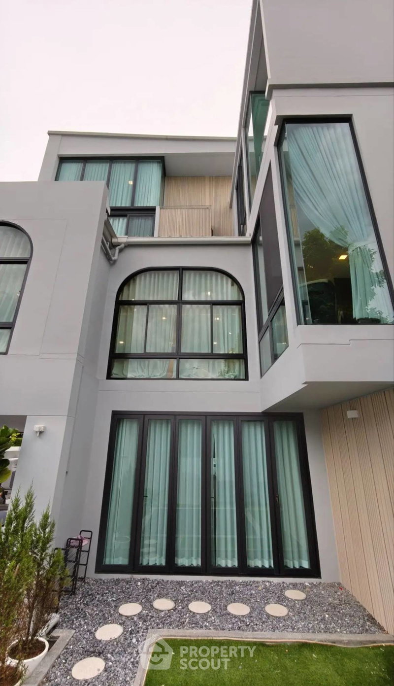 Houses for sale : 5-Bedroom House For Sale In Vive Krungthep Kreetha, Krungthep Kreetha (ID 2416542)