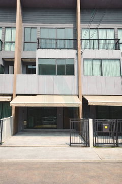 ขายทาวน์โฮม โครงการ บ้านกลางเมือง วัชรพล 3 ชั้น 3 ห้องนอน 3 ห้องน้ำ