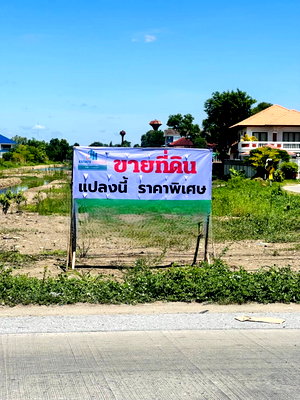 Land for sale : Urgent Sale! Vacant land near Workpoint Entertainment, 5 Rai 82 Sq.Wah (approx. 8,328 sq.m.), fronting Khlong Prem Road, Pathum Thani.