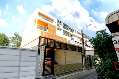 Home office for sale Bangkok : For sale, Home Office 6BR, Ratchada–Huai Khwang, Near MRT Huai Khwang Station.