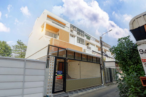 For sale, Home Office 6BR, Ratchada–Huai Khwang, Near MRT Huai Khwang Station.