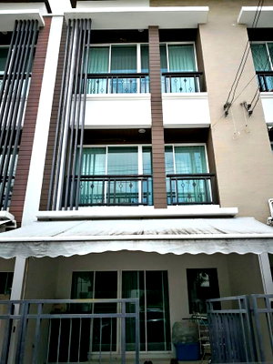 ทาวน์โฮมให้เช่า : R3084 ให้เช่าทาวน์โฮม 3 ชั้น บ้านกลางเมือง โชคชัย 4 ซอย 50 (ว่างค่ะ)