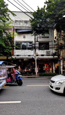 พื้นที่ขายของ ถนนพระราม 4 : เซ้งกิจการบาร์และร้านอาหาร 2 คูหา 3 ชั้น ทำเลศักยภาพบนถนนบรรทัดทอง พร้อมดำเนินกิจการต่อได้ทันที 