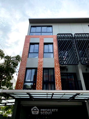 ทาวน์โฮม คริสตัล ดีไซน์ เซ็นเตอร์ : ทาวน์โฮม 3 ห้องนอน ขาย ใน BritLoft โชคชัย 4 ใกล้ ลาดพร้าว (ID 3034526)