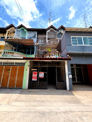 Townhouses for sale Pracha Uthit Road : For sale cheap, 3-story townhome, Soi Pracha Uthit 33, Suksawat Suan Thon Village. This price is not easy to find (C28354)