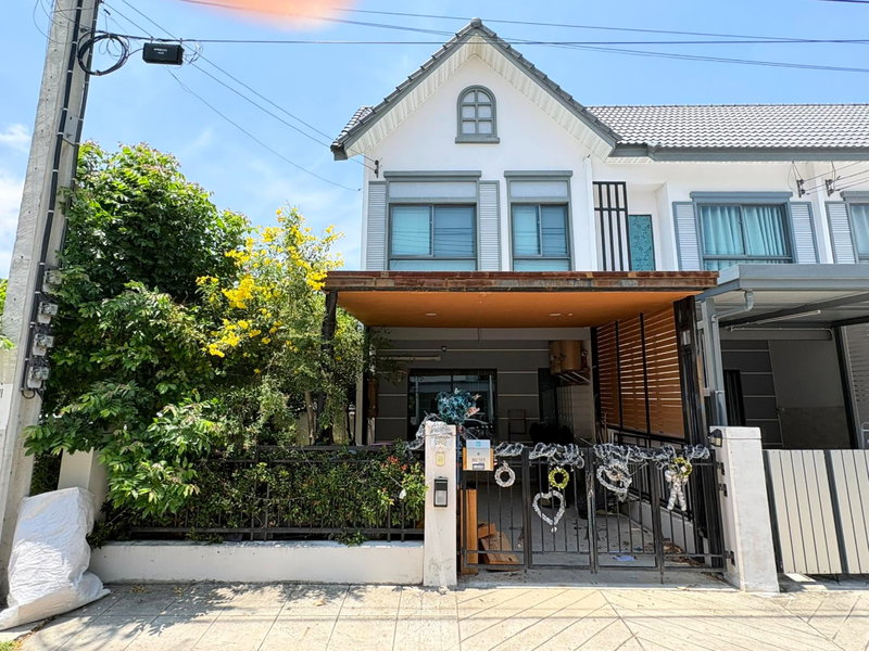 ขายทาวน์โฮม : 🔥ขาย ทาวน์โฮมหลังมุม โครงการ Modi Villa Bangna / โมดิ วิลล่า บางนา    ทำเลซอยเอแบคบางนา หลังมุม  ✅มีพื้นที่ข้างบ้านร่มรื่น ทิศทางลมดีหันหน้าทิศใต้