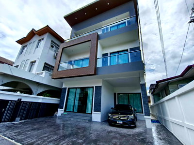 Houses for rent DONKI Mall Thonglor   : 3-Storey House in Sukhumvit 65 (Ekkamai)