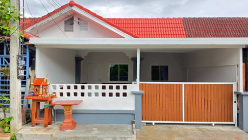 Newly Renovated Single-Storey Townhouse for Sale – Move-in Ready
