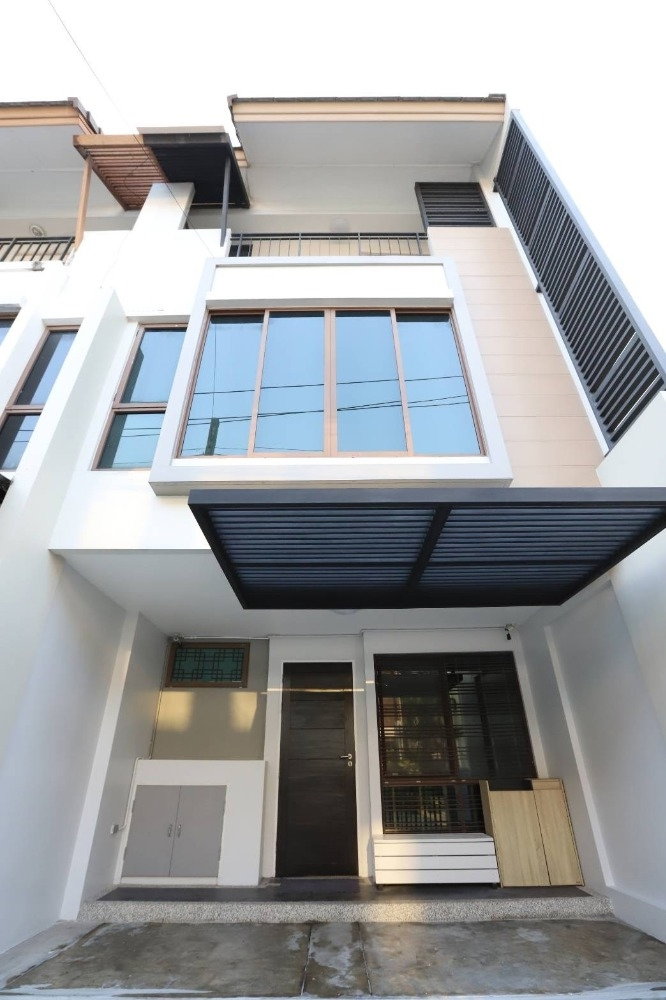 Home office for rent : The Private Sukhumvit - Bangchak    3-story townhome    Corner unit
