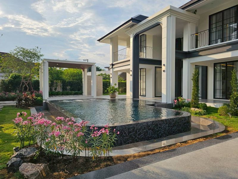 รูป 🏡ขายด่วน! พูลวิลล่าหรูหลังใหญ่ สระยักษ์ 9.5 ม. โซนสารภี เชียงใหม่ ที่ดินครึ่งไร่ 📞063-6649056 - รูปที่ 2/18