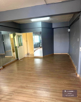 Shophouses for rent วิทยาลัยอาชีวศึกษาเสาวภา : Four-story commercial building for rent, located on Arun Amarin Soi 4,near Santa Cruz Convent School. Interest parties please add Line ID: @841qqlnr