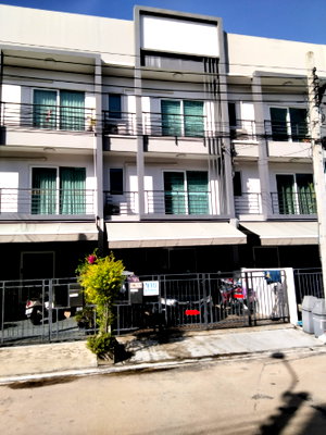 Townhouses for sale : FOR SALE: 3-Story Townhome at Baan Klang Muang Suanluang (Chaloem Phra Kiat Rama 9) fully ready to move in Super close to Suan Luang Rama IX Park.
