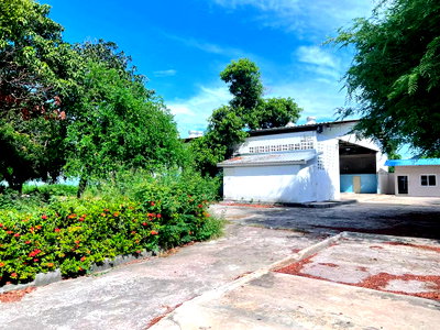 Factory for rent  Bang Saen Fish Market : Warehouse with attached house for rent. Prime location near Bang Saen Beach.