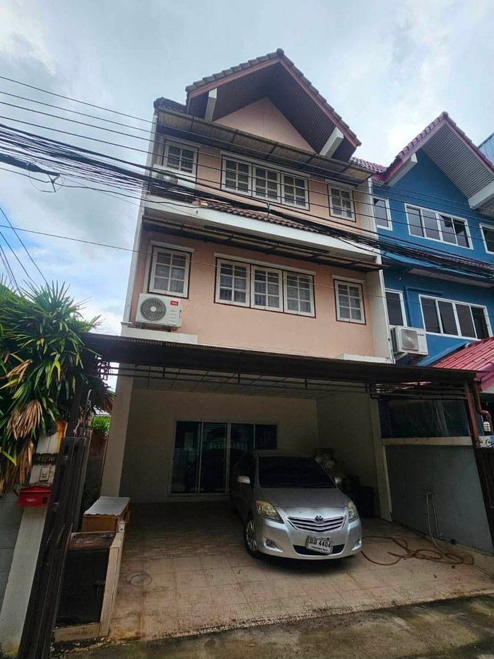 รูป ให้เช่า บ้านทาวน์เฮาส์ 3 ชั้น ในซอย รัชดา 32 หรือ ลาดพร้าว 41 บ้าน 3 ชั้น 4ห้องนอน 3ห้องน้ำ 5แอร์ 2ที่จอดรถในบ้าน บ้านเปล่า - รูปที่ 1/11