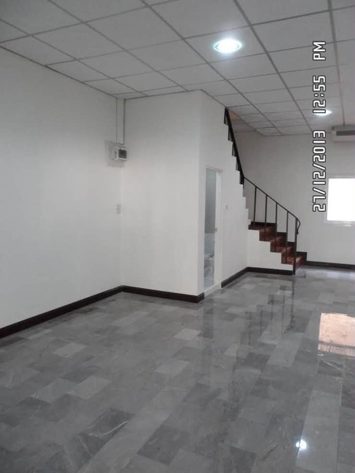 รูป ให้เช่า บ้านทาวน์เฮาส์ 3 ชั้น ในซอย รัชดา 32 หรือ ลาดพร้าว 41 บ้าน 3 ชั้น 4ห้องนอน 3ห้องน้ำ 5แอร์ 2ที่จอดรถในบ้าน บ้านเปล่า - รูปที่ 3/11
