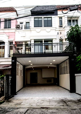 ทาวน์โฮมให้เช่า : HR3578ให้เช่าทาวน์โฮม 3 ชั้น บ้านกลางเมือง บริติชทาวน์ ศรีนครินทร์  ใกล้รถไฟฟ้าศรีลาซาล และโรงเรียนนานาชาติไทย-สิงคโปร์ / บางกอกพัฒนา