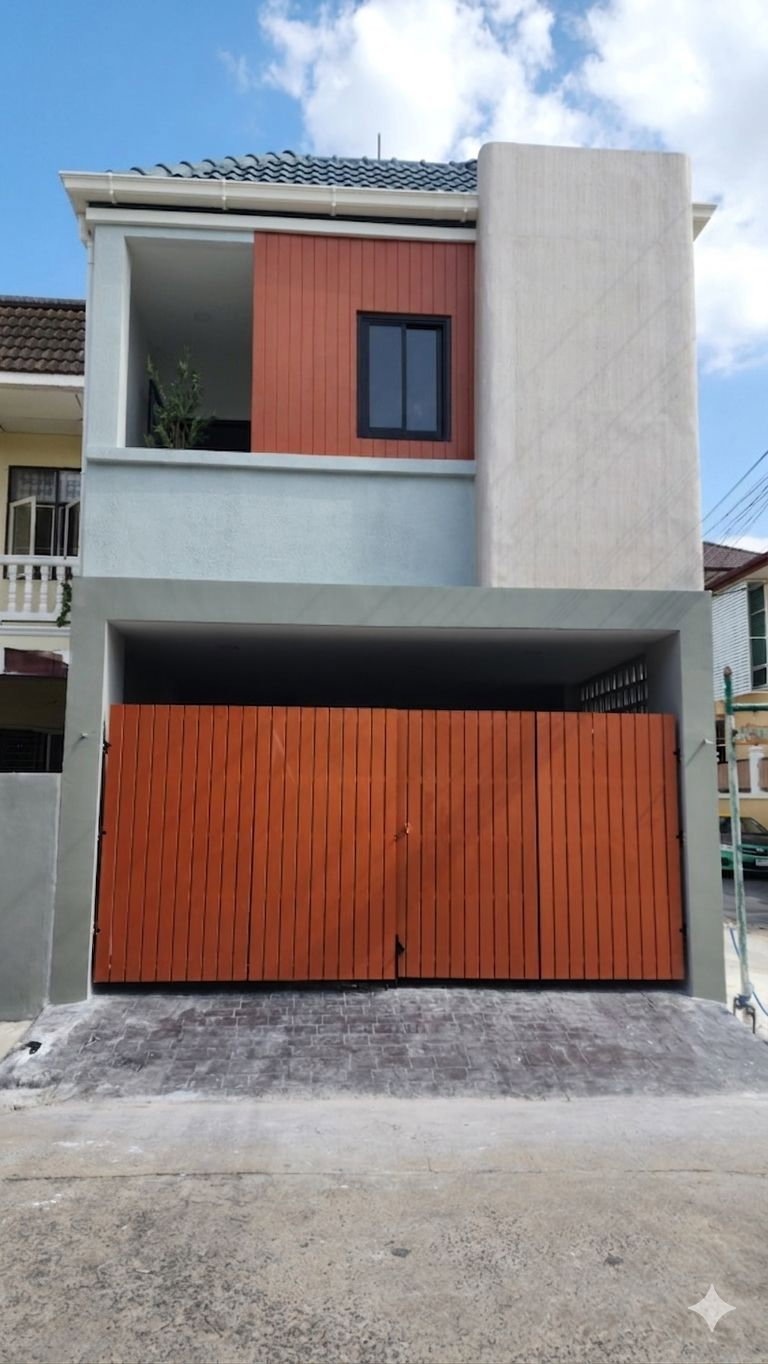 ขายทาวน์โฮม : 🏡✨ บ้านรีโนเวทใหม่ พร้อมเข้าอยู่ 📍 หมู่บ้านรุ่งเจริญ โชคชัย 4 ซอย 3 ทำเลโชคชัย 4 ซอย 3 เดินถึงรถไฟฟ้าได้!