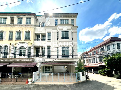 Townhouses for sale Department of Mental Health : Baan Klang Mueang The Paris Ratchavipha / 4 Bedrooms #TPCC069
