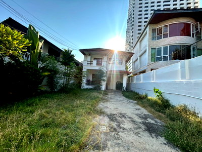 Houses for rent DONKI Mall Thonglor   : WS7630 🔥 Luxury 2-story detached house for rent near BTS Nana, only 89,000 THB/month.
