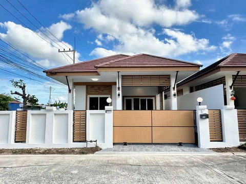 บ้านเดี่ยวหลังมุม รีโนเวทใหม่ทั้งหลัง ทำเลดี หมู่บ้านสหภาพ 6 แหลมฉบัง